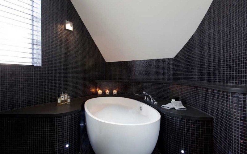 Черная плитка в отделке ванной: как не прогадать с цветом?
